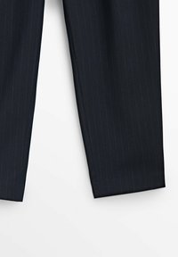 Pantalon bleu marine foncé avec un motif à rayures, coupe ajustée, design à jambe droite, fabriqué en tissu lisse avec un subtil éclat.