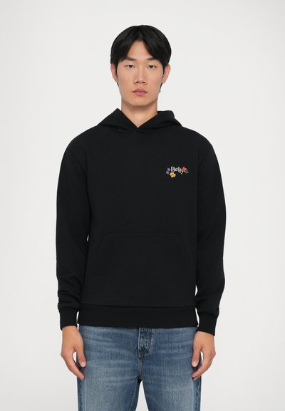 Haut à capuche noir avec une poche avant et un cordon de serrage pour la capuche. Présente une broderie colorée sur la poitrine avec le nom de la marque et des accents floraux.