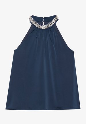 Top sin mangas de color azul marino con un collar de cuentas, que presenta un diseño con plisados y un cierre de botón en la parte trasera; hecho de una tela suave.