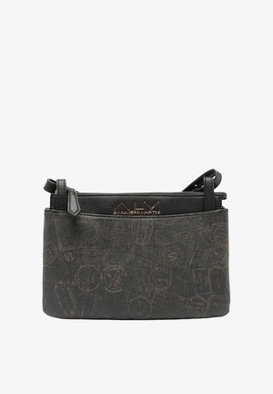 Borsa a tracolla nera con finitura strutturata, impreziosita da decorazioni a tema viaggio in rilievo, dotata di logo color oro e tracolla removibile.