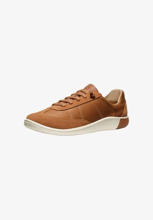 Brauner flacher Ledersneaker mit Schnürung vorne und weißer Gummisohle, schräg nach rechts auf weißem Hintergrund gezeigt.