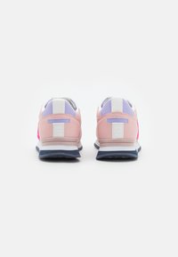 Baskets de sport roses et violettes avec une finition en cuir lisse, accents blancs et semelle texturée, portant un logo à l'arrière.