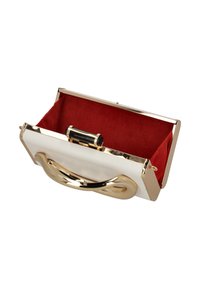 Weiße Metallic-Clutch mit goldfarbener Hardware, glatter Außenseite, rotem Wildlederfutter und einem dekorativen Griffdetail. Offenes Inneres mit Druckknopfverschluss.