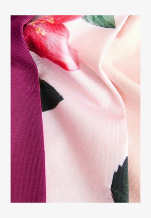 Auduma paraugi purpura un maigi rozā toņos, ar ziedu rakstu, kurā ir rozā ziedi un zaļas lapas, gluda tekstūra.