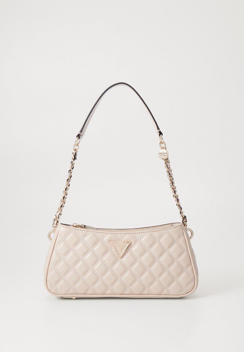 Beige gequilted handtas met een gouden driehoeklogo. Voorzien van een zwarte leren schouderband en gouden kettingaccenten. Met ritssluiting.