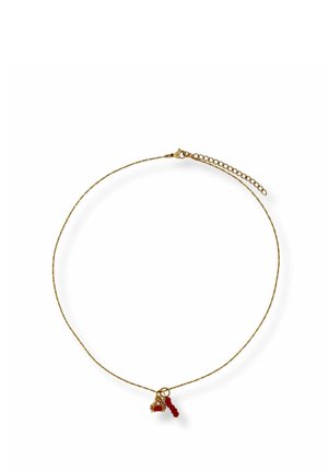 Zarte goldene Halskette mit kleinem roten Perlenbüschel und rotem rechteckigem Anhänger auf weißem Hintergrund.