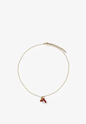 Zarte goldene Halskette mit kleinem roten Perlenbüschel und rotem rechteckigem Anhänger auf weißem Hintergrund.