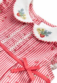 Rød og hvid stribet babydress med broderet blomstkrave, små jordbærtryk, hvid blondekant og rød sløjfe i taljen.