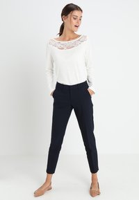 s.Oliver SHAPE ANKLE - Trousers - navy