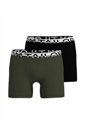 Zwei Herrenboxershorts, eine schwarze und eine dunkelgrüne, beide mit weißen Taillenbändern mit fettem schwarzen Text.