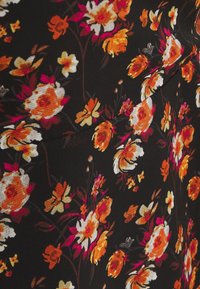 Tessuto nero con un motivo floreale che presenta fiori arancioni, rosa e bianchi. La texture sembra morbida e leggermente lavorata.