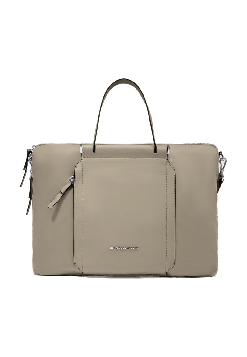 Sac rectangulaire en cuir gris avec une poignée supérieure, une poche avant, une quincaillerie argentée et une fermeture éclair. Présente un détail de logo sur le devant.