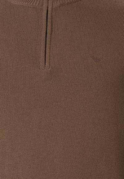 Pull over en tricot marron avec une courte fermeture éclair, présentant un col côtelé et une surface texturée, affichant un logo discret sur la poitrine.