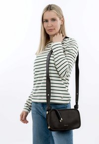 Svart läder crossbody-väska med texturerad yta och gulddetaljer. Har en justerbar rem och en rektangulär form.