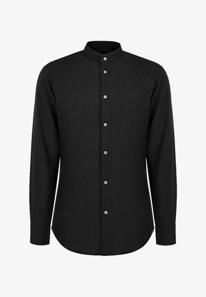 Czarna koszula z długim rękawem i kołnierzykiem mandaryńskim, z zapięciem na guziki z przodu i zaokrąglonym dołem. Wykonana z gładkiego materiału bez widocznych wzorów.