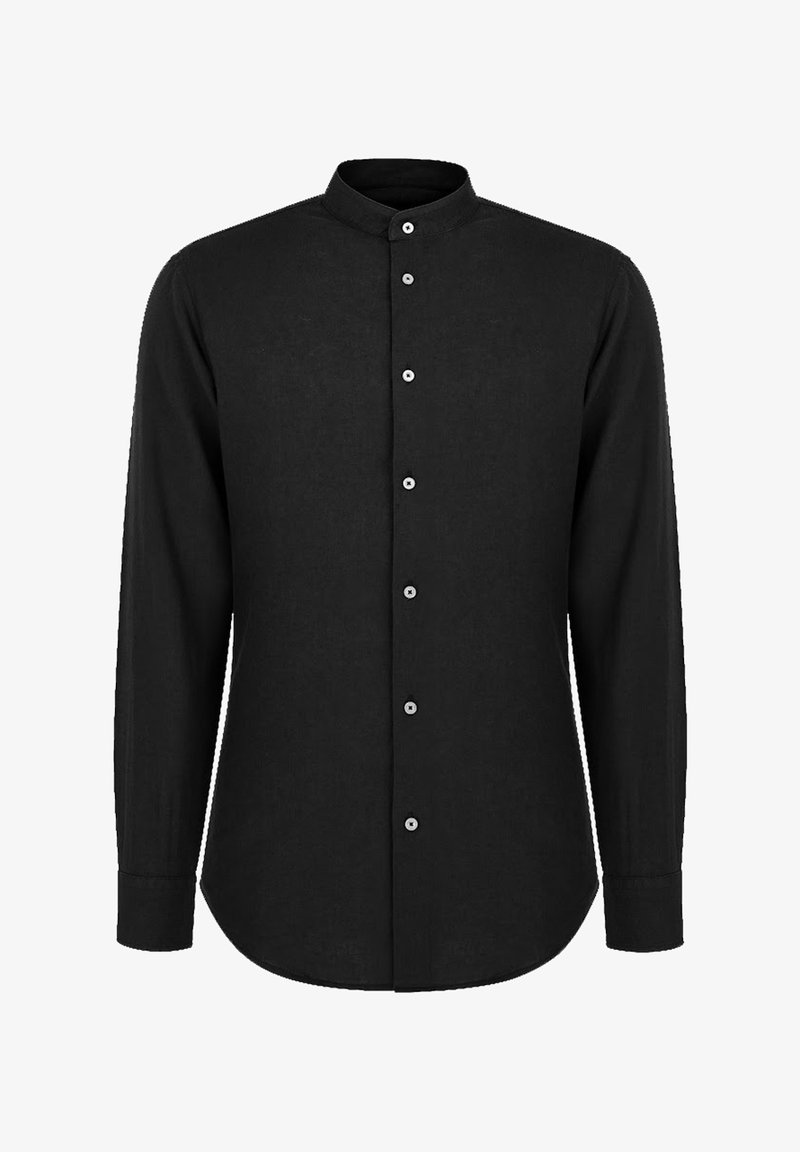 Czarna koszula z długim rękawem i kołnierzykiem mandaryńskim, z zapięciem na guziki z przodu i zaokrąglonym dołem. Wykonana z gładkiego materiału bez widocznych wzorów.