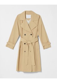 Trench-coat beige en tissu léger, avec un design croisé, de larges revers et une ceinture à la taille. Comprend des manches retroussables et des poches latérales.