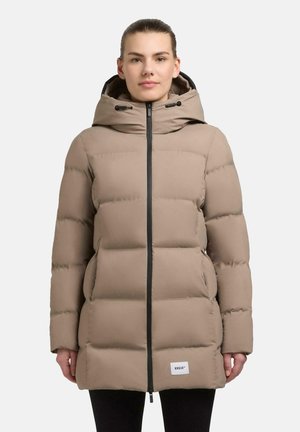 Beige dunjakke med hætte, forsynet med en frontlynlås, sidelommer og et mærke ved kanten. Isoleret design og kviltet tekstur.
