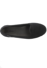 Scarpa nera slip-on con una parte superiore in tessuto liscio, punta arrotondata e soletta ammortizzata. Logo stampato all'interno, design minimale e senza hardware visibile.