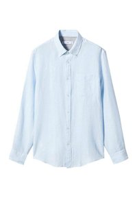 Camisa de botones azul claro hecha de lino, con cuello, mangas largas y un bolsillo en el pecho. Textura suave con un ajuste relajado.