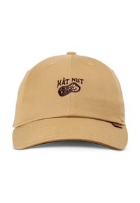 Casquette de baseball kaki avec une sangle réglable, comportant un graphique de cacahuète brodé en marron et le texte "HÁT NUT" sur le panneau avant.