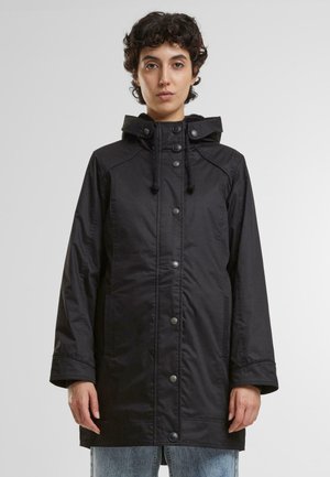 Svart vanntett parka med hette, trykknapper og snor. Har sidelommer og rett snitt. Teksturert stofffinish.