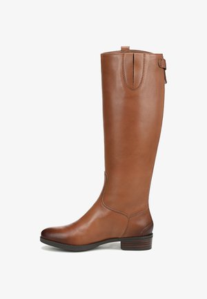 Botte en cuir marron haut de genou avec un bout arrondi, fermeture éclair latérale et petit talon. Texture lisse avec des détails de couture et une sangle d'accent subtil.