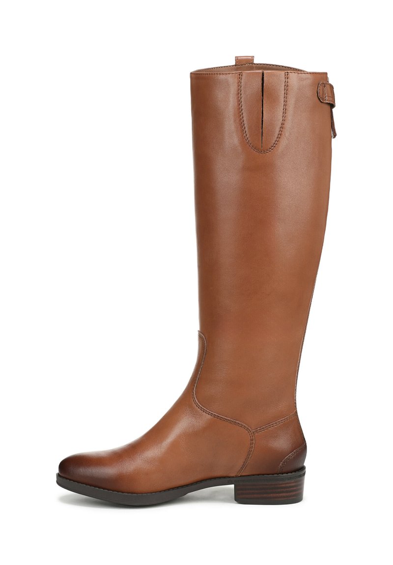 Botte en cuir marron haut de genou avec un bout arrondi, fermeture éclair latérale et petit talon. Texture lisse avec des détails de couture et une sangle d'accent subtil.