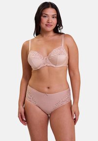 Ensemble de lingerie rose clair comprenant un soutien-gorge balconnet avec des bordures en dentelle et un détail en nœud, associé à une culotte assortie ornée d'accents en dentelle.