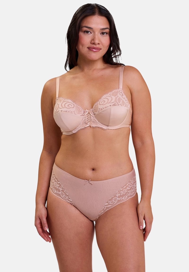 Ensemble de lingerie rose clair comprenant un soutien-gorge balconnet avec des bordures en dentelle et un détail en nœud, associé à une culotte assortie ornée d'accents en dentelle.