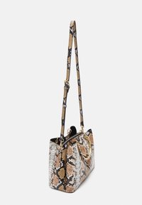 Sac à main en cuir de serpent dans des tons de marron, crème et noir. Il est orné d'un anneau doré et dispose d'une sangle texturée au motif travaillé.