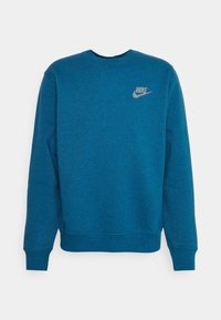 Felpa blu in pile con colletto tondo, maniche lunghe e polsini a costine. Presenta un piccolo logo Nike bianco sul petto.