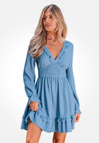 Niebieska, długozasłonowa sukienka z teksturowanej tkaniny, z dekoltem w serek, falbaniastymi akcentami oraz marszczonym pasem i rozkloszowanym dołem.