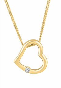 Collana con ciondolo a forma di cuore in oro, arricchita da un singolo diamante, attaccata a una catena in oro intrecciata. Texture liscia e finitura lucida.