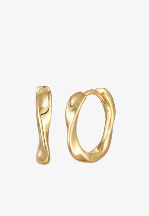 Goldfarbene Creolen mit wellenförmigem Design und glatter Textur. Ein Ohrring ist ein geschlossener Kreis; der andere ist ein gebogenes, kleineres Stück.