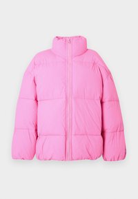 Ružová nadýchaná bunda s vysokým golierom, plným predným zipsom a prešívanou textúrou. Má široké rukávy a voľný strih.