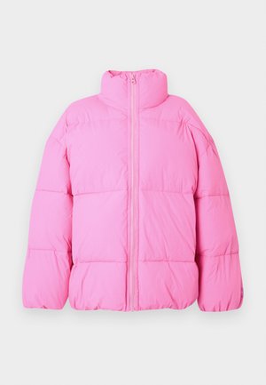 Różowa kurtka puchowa z wysokim kołnierzem, pełnym zamkiem błyskawicznym z przodu i pikowaną teksturą. Posiada szerokie rękawy i luźny krój.