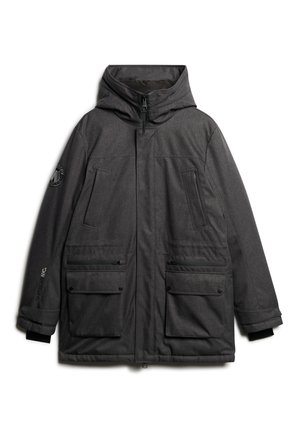 Grijze, gestructureerde winterjas met een capuchon, meerdere met rits en knopen afgesloten zakken, met opvallende zwarte accenten en logo-details.