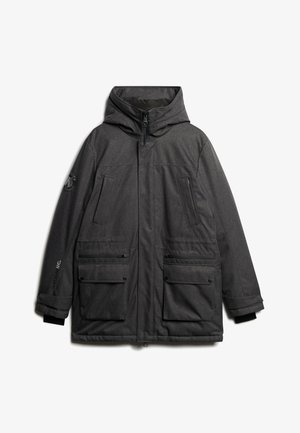 Veste d'hiver grise texturée avec capuche, plusieurs poches zippées et boutonnées, présentant des accents noirs prononcés et un logo.