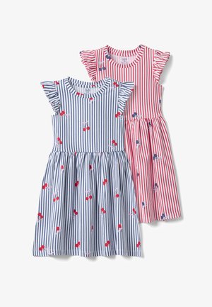 Robes sans manches pour filles avec manches à volants, rayures verticales — une bleue, une rouge — et motifs cerises dispersés sur fond blanc.