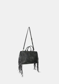 Borsa in pelle nera con dettagli in frange, doppi manici superiori e una tracolla removibile. Presenta una superficie testurizzata e hardware dorato.