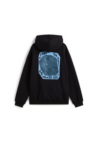 Sudadera con capucha negra que presenta un gráfico de telaraña azul con el texto "PENSADOR PESADO SOÑADOR 66" y acentos a cuadros. Material de algodón suave.