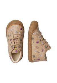 Chaussures pour enfants beiges avec une semelle en caoutchouc texturé, ornées d'un motif floral en violet et vert. Les lacets et les bords rembourrés améliorent le confort.