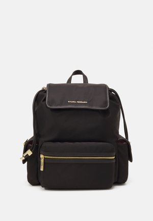 Schwarzer Rucksack mit Frontreißverschlusstasche, Seitentaschen, oberer Klappe, goldenen Reißverschlüssen und Chiara Ferragni Logo auf der Klappe.