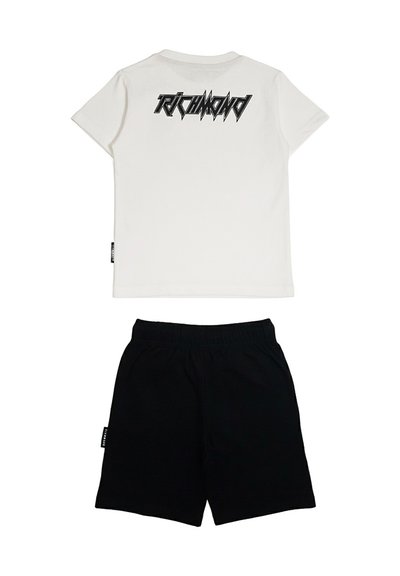 Camicia bianca a maniche corte con scritta nera "Richmond" sul retro e pantaloncini con vita elastica nera, distesi in piano.