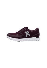 Scarpa da ginnastica color bordeaux con tomaia in mesh traspirante, suola bianca, dettagli grigi e sistema di allacciatura frontale. Presenta il logo sul lato.