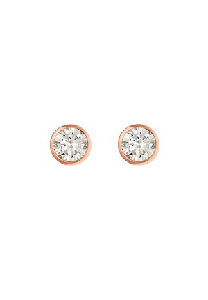 Boucles d'oreilles clous en diamant rond serties dans un simple chaton en or rose sur fond blanc.