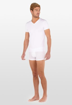 Hvid V-hals T-shirt med korte ærmer og hvide boxershorts. Stoffet ser glat og strækbart ud, og sidder tæt på kroppen.