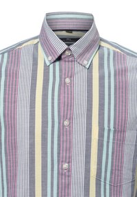 Button-down-Hemd mit schmalen vertikalen Streifen in Pastellfarben: rosa, hellblau, gelb, grau. Mit Kragen und einer Brusttasche.