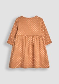 Braunes Kleid mit weißen Polka-Dots, langen Ärmeln, rundem Halsausschnitt, gerafftem Taillenbund und weichem Baumwollstoff. Minimalistisches Design ohne Verzierungen.